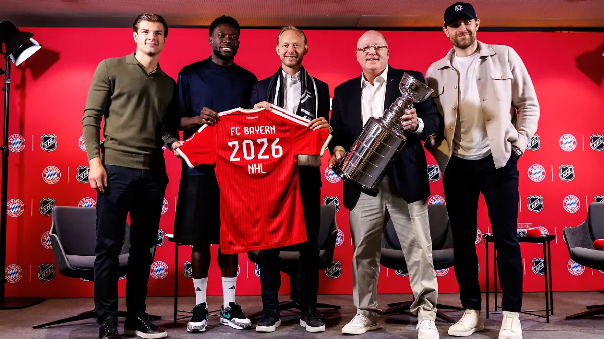 Eishockey-Fussball-Gemeinsame-Pk-des-FC-Bayern-Muenchen-und-der-National-Hockey-League-NHL-John-Jason-Peterka-l-r-Boston-Bruins-Alphonso-Davies-Spieler-vom-FC-Bayern-Muenchen-Rouven-Kasper-Vorstand-Marketing-und-Vertrieb-der-FC-Bayern-Muenchen-AG-Bill-Daly-stellvertretender-Commissioner-der-NHL-und-Leon-Draisaitl-Spieler-der-Edmonton-Oilers-posieren-bei-der-Pressekonferenz