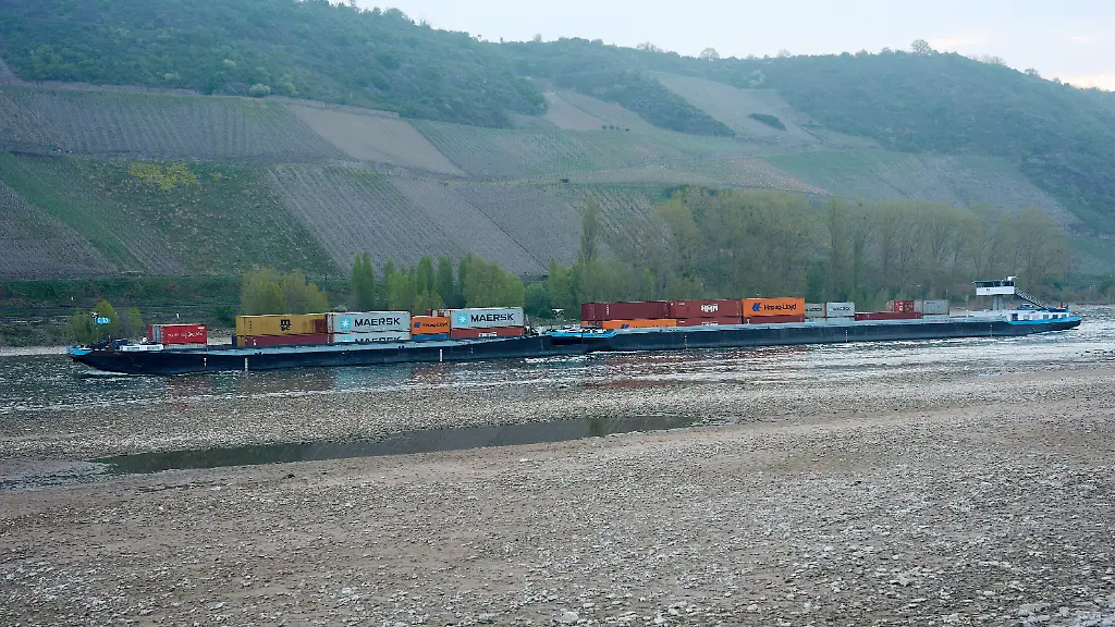 Ein-Frachtschiff-passiert-den-Rhein-bei-Osterspai-Der-Rhein-gilt-fuer-Massengueter-als-wichtiger-Transportweg-Nach-dem-extremen-Niedrigwasser-2018-habe-BASF-eine-Reihe-von-Massnahmen-umgesetzt-Es-gehe-darum-den-Standort-Ludwigshafen-widerstandsfaehiger-gegen-Niedrigwasserereignisse-zu-machen-und-die-Versorgungssicherheit-fuer-Kunden-zu-erhoehen