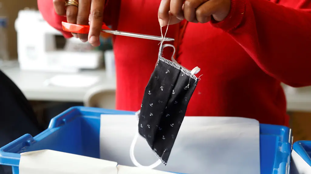 2020-05-05T000000Z-1462687451-RC29IG964EOM-RTRMADP-3-HEALTH-CORONAVIRUS-FRANCE-MASKS