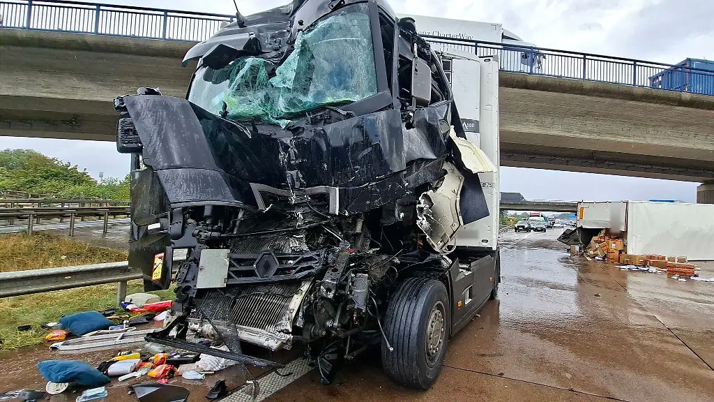 Nach-einem-Auffahrunfall-am-Stauende-auf-der-A1-bei-Stuhr-liegt-ein-Lkw-Anhaenger-quer-ueber-alle-Fahrsteifen-die-Autobahn-ist-in-Richtung-Osnabrueck-voll-gesperrt