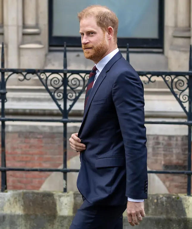 January-22-2026-London-England-United-Kingdom-Prince-HARRY-the-Duke-of-Sussex-leaves-the-Royal-Courts-Of-Justice-central-London-after-the-fourth-day-of-trial-over-allegations-of-unlawful-information-gathering-brought-against-Associated-Newspapers-Limited-ANL-by-seven-people-the-Duke-of-Sussex-Baroness-Doreen-Lawrence-Sir-Elton-John-David-Furnish-Liz-Hurley-Sadie-Frost-and-Sir-Simon-Hughes