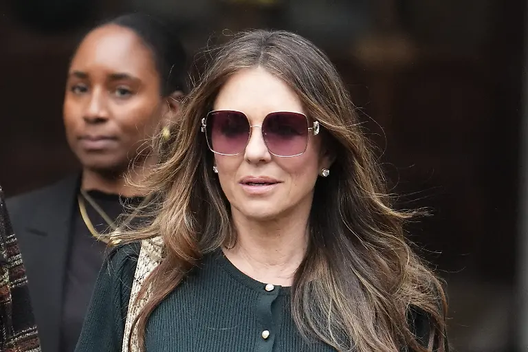 Elizabeth-Hurley-rechts-verlaesst-den-Royal-Courts-of-Justice-im-Zentrum-Londons-am-vierten-Tag-des-Prozesses-gegen-Associated-Newspapers-Limited-ANL-den-sieben-Personen-der-Herzog-von-Sussex-Baroness-Doreen-Lawrence-Sir-Elton-John-David-Furnish-Liz-Hurley-Sadie-Frost-und-Sir-Simon-Hughes-wegen-des-Vorwurfs-der-unrechtmaessigen-Informationsbeschaffung-angestrengt-haben