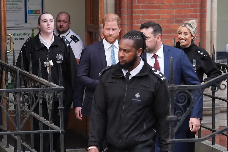 Prinz-Harry-Herzog-von-Sussex-verlaesst-den-Royal-Courts-of-Justice-im-Zentrum-Londons-Prinz-Harry-ist-persoenlich-zu-einem-Gerichtstermin-in-London-erschienen-Im-Kern-geht-es-darum-ob-der-in-den-USA-lebende-Harry-ein-Anrecht-auf-dieselben-Schutzmassnahmen-hat-wie-der-Rest-der-koeniglichen-Familie-wenn-er-in-seine-alte-Heimat-Grossbritannien-reist