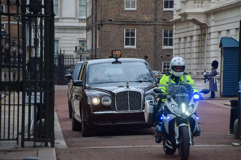 Eine-Limousine-mit-Koenig-Charles-III-verlaesst-das-Clarence-House-nach-einem-Besuch-von-Prinz-Harry-Bei-Koenig-Charles-III-ist-eine-Krebserkrankung-diagnostiziert-worden-Oeffentliche-Termine-wird-das-britische-Staatsoberhaupt-deshalb-vorerst-nicht-wahrnehmen