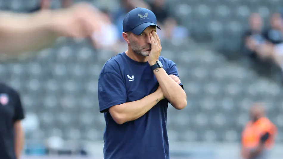 Trainer-Stefan-Leitl-nachdenklich-Aktion-Oberkoerper-Fussball-Fussball-DFL-2-Bundesliga-Herren-2-Spieltag-Saison-2026-2027-15-08-2026-Hertha-BSC-Berlin-vs-FC-Heidenheim-FCH-DFL-regulations-prohibit-any-use-of-photographs-as-image-sequences-and-or-quasi-video-Coach-Stefan-Leitl-looking-pensive-Upper-body-action-Sports-Soccer-DFL-2-Bundesliga-Men-s-2-Matchday-20262027-season-August-15-2026-Hertha-BSC-Berlin-vs