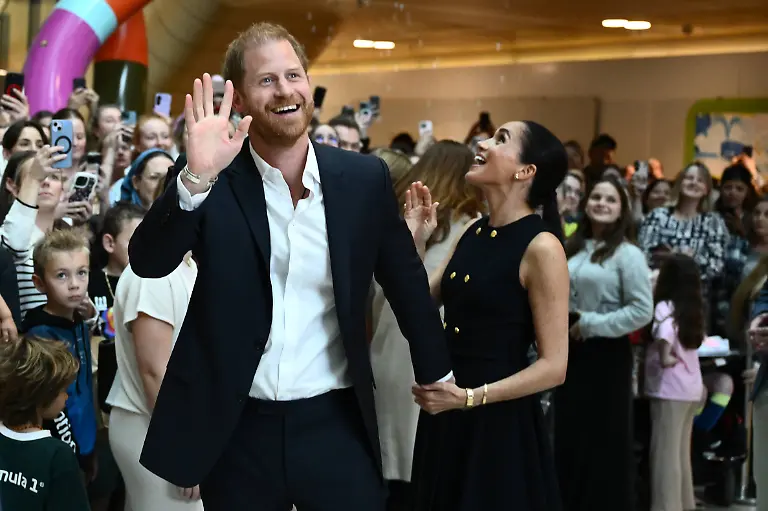 HARRY-AND-MEGHAN-AUSTRALIA-VISIT-Prince-Harry-and-Meghan-the-Duke-and-Duchess-of-Sussex-greet-children-during-their-visit-to-the-Royal-Childrens-Hospital-in-Melbourne-Tuesday-April-14-2026