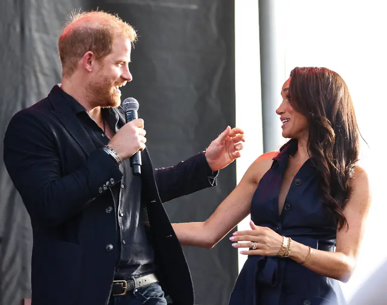 September-20-2025-Santa-Barbara-California-USA-Much-loved-Prince-Harry-and-Princess-Meghan-the-Duke-and-Duchess-of-Sussex-took-the-stage-at-One805-Live-Concert-at-movie-star-Costner-s-Santa-Barbara-oceanfront-estate-in-Summerland-CA-where-Harry-was-about-to-give-out-the-Heart-of-the-Community-AwardAaA-One805-org-is-a-multi-million-dollar-fundraiser-supporting-mental-health-for-Santa-Barbara-CountyAaa-s-first-responders
