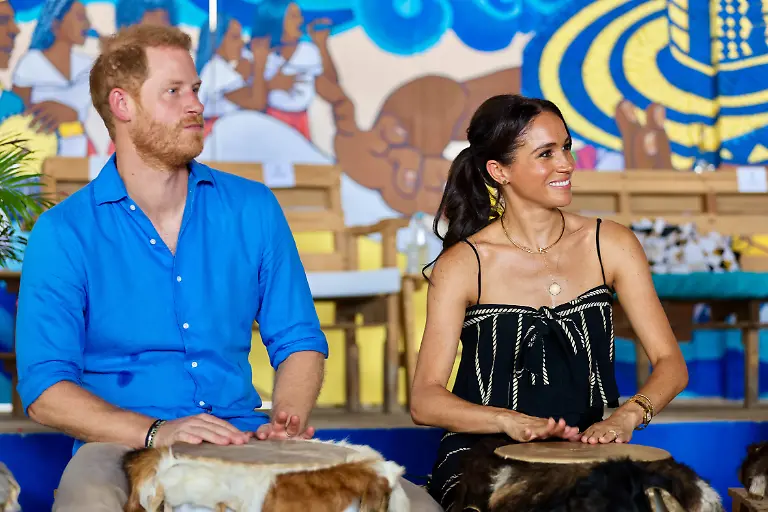 Bilder-des-Jahres-2024-Entertainment-08-August-Entertainment-Themen-der-Woche-KW33-August-17-2024-Bogota-Cundinamarca-Colombia-EDITOR-NOTE-HANDOUT-MANDATORY-CREDIT-PRINCE-HARRY-Duke-of-Sussex-and-MEGHAN-Duchess-of-Sussex-play-drums-during-their-official-visit-to-Bogota-Colombia-August-17-2024