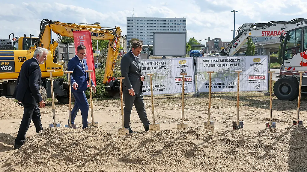 Am-Riebeckplatz-in-Halle-soll-das-Zukunftszentrum-fuer-Deutsche-Einheit-und-Europaeische-Transformation-entstehen-Jetzt-wurde-der-erste-Spatenstich-gesetzt