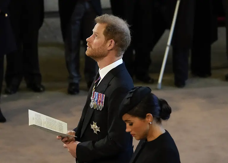 Harry-Herzog-von-Sussex-und-Meghan-Herzogin-von-Sussex-waehrend-eines-Gottesdienstes-in-der-Westminster-Hall-wo-der-Sarg-von-Koenigin-Elizabeth-II-vor-ihrer-Beerdigung-am-Montag-19-09-2022-aufgebahrt-wird