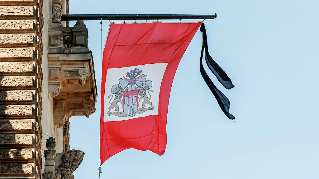Nach-dem-Tod-von-Hamburgs-ehemaliger-Buergerschaftspraesidentin-Elisabeth-Kiausch-wurde-fuer-Montag-eine-Trauerbeflaggung-am-Rathaus-angeordnet