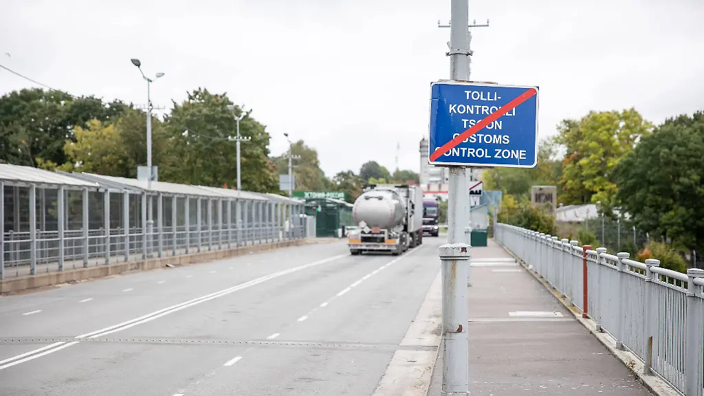 19-09-2022-Narva-Russian-citizens-holding-Schengen-tourist-visas-will-be-barred-from-entering-Estonia-Latvia-Lithuania-and-Poland-from-September-19-Ten-Russian-citizens-were-denied-entry-to-Estonia-on-Monday-the-first-day-new-restrictions-on-Schengen-visas-issued-by-other-EU-member-states-entered-into-force-Since-the-end-of-February-almost-300-000-Russian-citizens-have-entered-the-EU-through-Estonia-They-mostly-move-on-to-other-EU-countries-and-have-been-issued-Schengen-visas-by-other-member-states-The-only-country-where-Russians-can-now-enter-the-EU-is-Finland