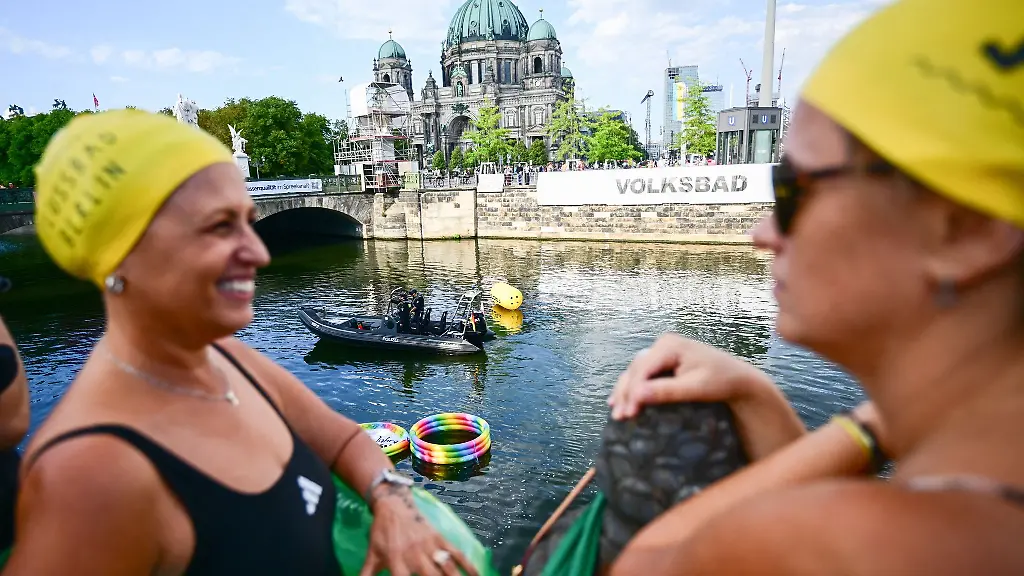 Die-Teilnehmer-der-geplanten-Schwimm-Demo-mussten-am-Abend-wegen-schlechter-Wasserqualitaet-an-Land-bleiben