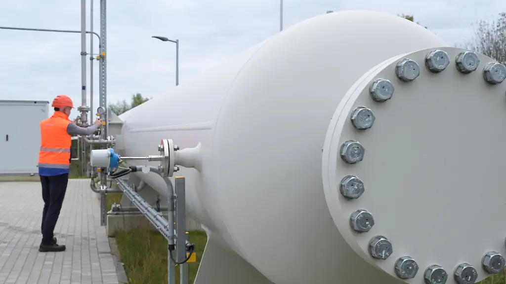 Gruener-Wasserstoff-DEUTSCHLAND-Biogas-und-Kompostwerk-Buetzberg-der-Stadtreinigung-Hamburg-Wasserstoff-Elektrolyse-Anlage-gebaut-von-Friedrich-Vorwerk-Group-SE-Herstellung-von-gruenem-Wasserstoff-aus-Ueberschussstrom-aus-erneuerbarer-Energie-wie-Windkraft-und-Solar-der-Wasserstoff-wird-im-Biogaswerk-fuer-die-biologische-Fermentation-zur-Erzeugung-von-Bio-Methangas-weiter-verwendet-Vorwerk-Mitarbeiter-am-Wasserstoff-Tank-Buetzberg-Hamburg-Deutschland