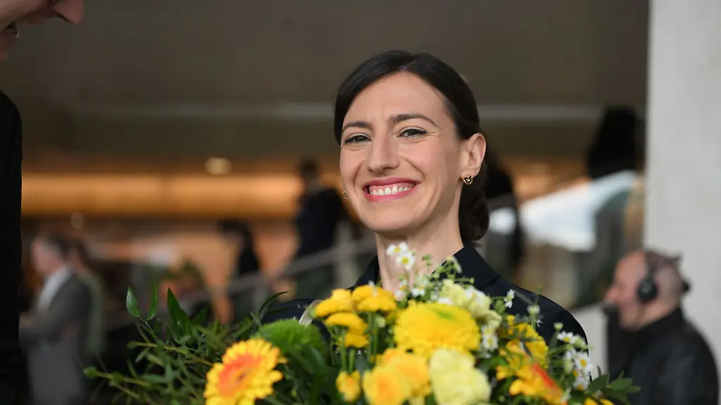 Seit-der-Ernennung-von-Cem-Oezdemir-zum-Ministerpraesidenten-ist-Flavia-Zaka-First-Lady