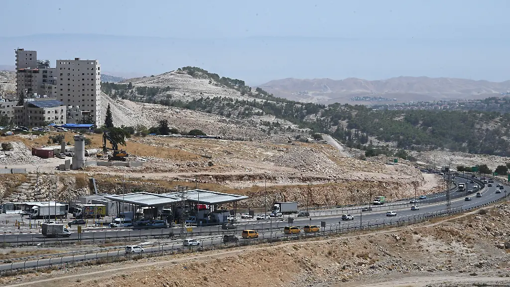 An-Israeli-security-checkpoint-checks-car-entering-Jerusalem-from-the-E1-area-between-the-Arab-neighborhood-Al-Eizariya-and-the-Israeli-settlement-Ma-ale-Adumim-where-the-Israeli-government-plans-to-build-Jewish-housing-units-in-the-E1-settlement-project-in-the-eastern-edge-of-the-Judean-Desert-West-Bank-on-Thursday-August-20-2026-The-Israeli-Ministry-of-Housing-published-and-opened-bidding-for-a-new-tender-for-1-234-housing-units-on-August-18-2026