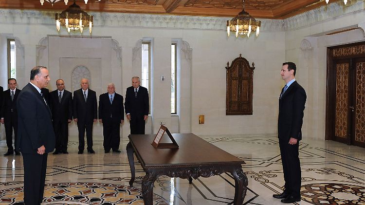 Präsident Assad bei der Vereidigung des neuen Regierungschefs.