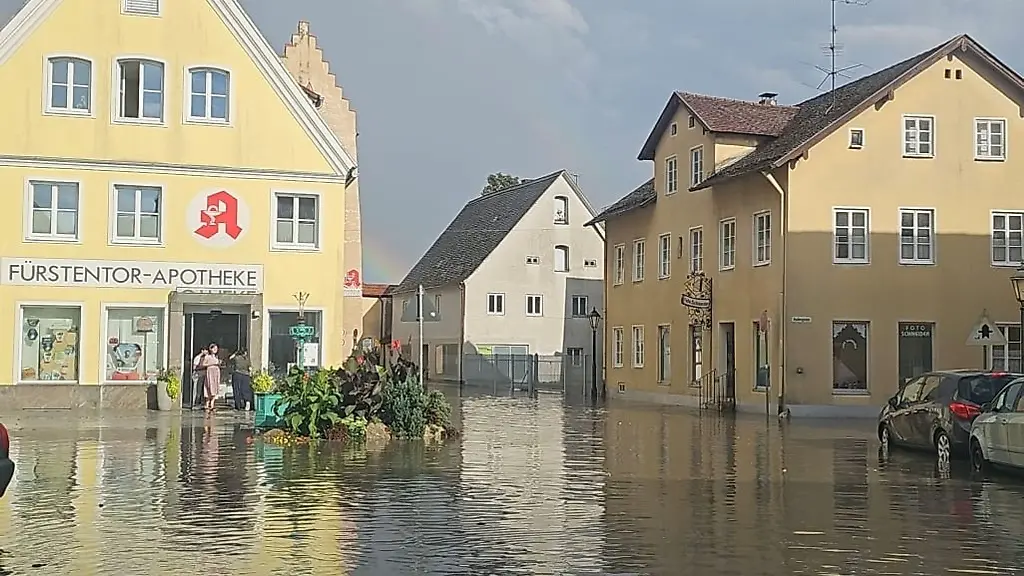 In-Greding-stand-der-Marktplatz-unter-Wasser