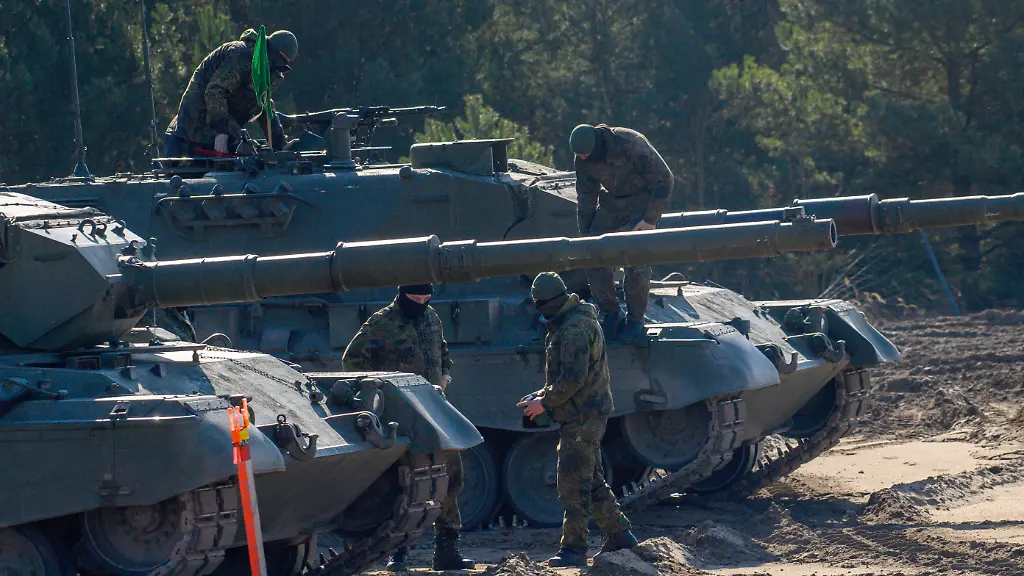 Ukrainische-Soldaten-klettern-auf-einem-Uebungsplatz-in-Sachsen-Anhalt-aus-ihren-Kampfpanzer-vom-Typ-Leopard-1A5-Dort-werden-ukrainische-Soldaten-im-Rahmen-der-EUMAM-Mission-auf-dem-Kampfpanzer-ausgebildet-Die-Ausbildungsmission-begann-bereits-im-Oktober-2022-Seitdem-waren-in-Deutschland-25000-ukrainische-Soldaten-von-Bundeswehrangehoerigen-trainiert-worden