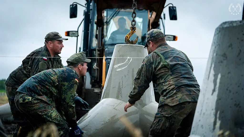 Polnische-und-deutsche-Soldaten-arbeiten-an-der-Verstaerkung-der-Befestigungsanlage-der-polnischen-Grenze-Die-sogenannten-Drachenzaehne-dienen-als-Panzerhindernisse