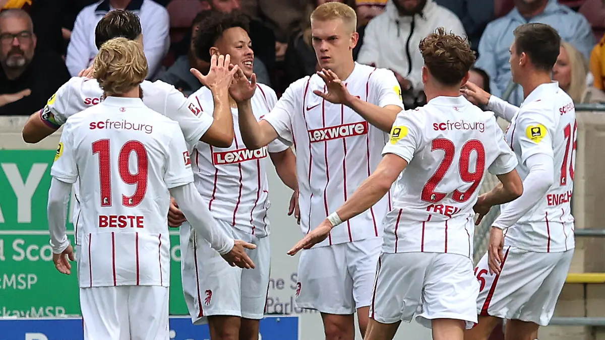 Fussball-Maenner-UEFA-Europa-Conference-League-Qualifikation-FC-Motherwell-SC-Freiburg-Fir-Park-Matthias-Ginter-von-Freiburg-M-feiert-seinen-Treffer