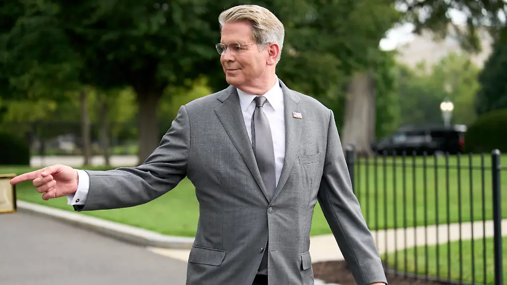Treasury-Secretary-Scott-Bessent-walks-to-speak-to-members-of-the-media-outside-the-White-House-in-Washington-Thursday-Aug-20-2026