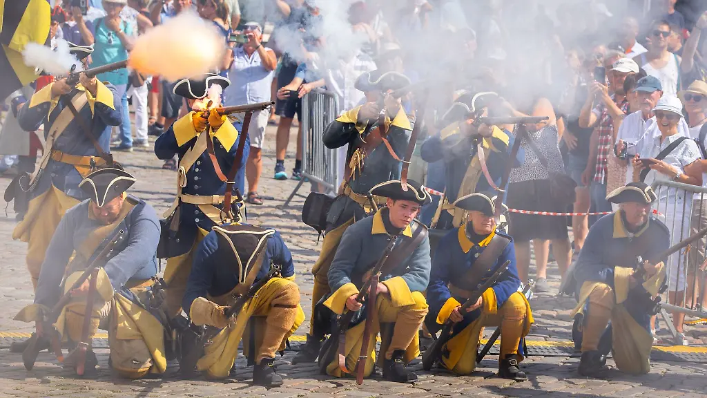 Die-von-Mitgliedern-militaerhistorischer-Vereine-aus-Schweden-nachgestellten-Kampfszenen-ziehen-immer-wieder-die-Aufmerksamkeit-der-Besucher-des-Schwedenfestes-auf-sich