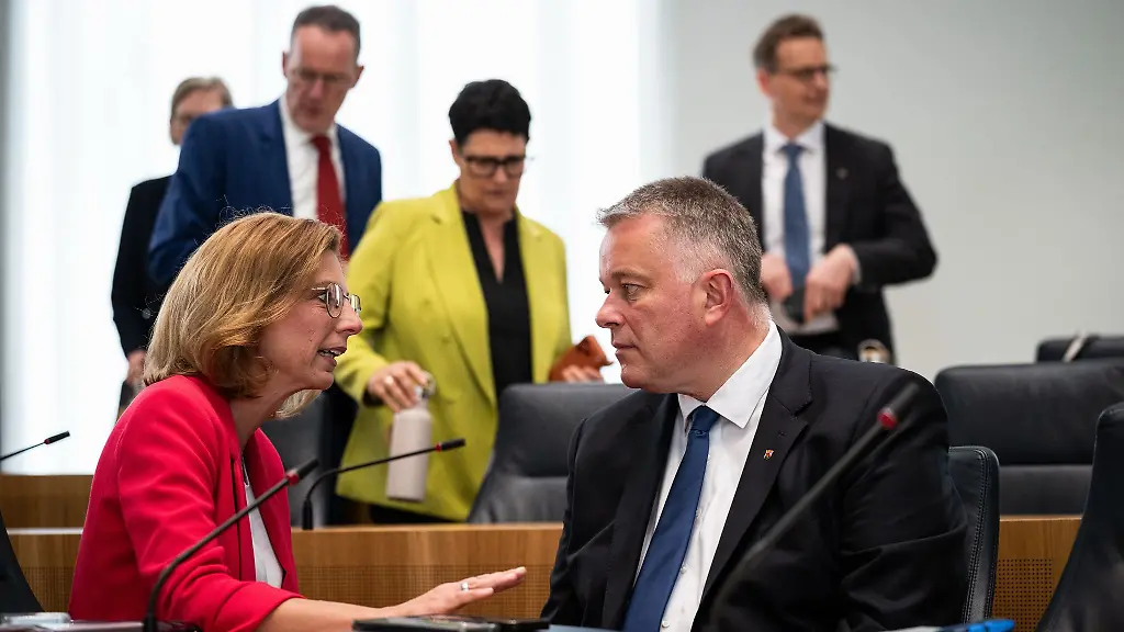 Ministerpraesident-Gordon-Schnieder-CDU-und-seine-Stellvertreterin-Sabine-Baetzing-Lichtenthaeler-SPD-sind-geraeuschlos-in-das-neue-Regierungsbuendnis-gestartet