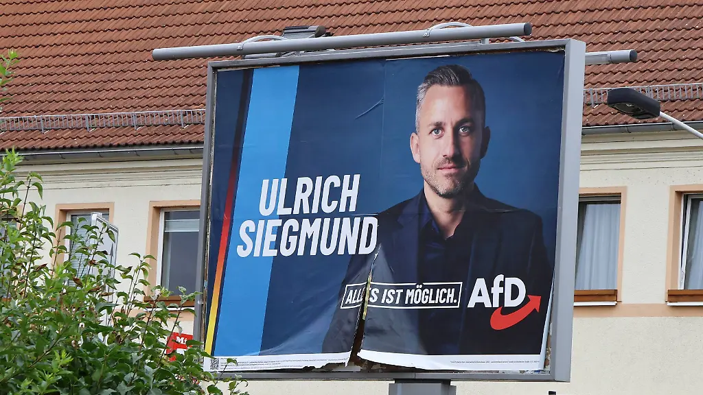 Wahlplakate-18-08-2026-Aschersleben-Wahlplakate-zur-Landtagswahl-am-06-09-2026-in-Sachsen-Anhalt-im-Bild-Grossflaechenplakat-der-AfD-Ulrich-Siegmund-Election-Posters-August-18-2026-Aschersleben-Posters-for-the-state-election-on-September-6-2026-in-Saxony-Anhalt