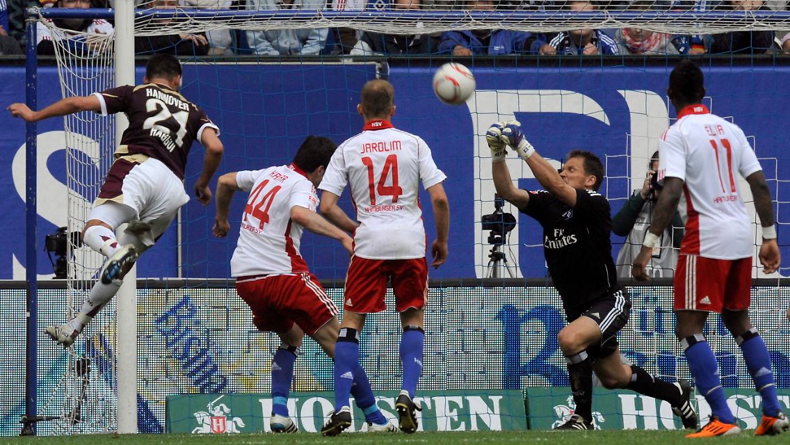 Nicht drin: HSV-Keeper Frank Rost pariert gegen Hannovers Karim Haggui.