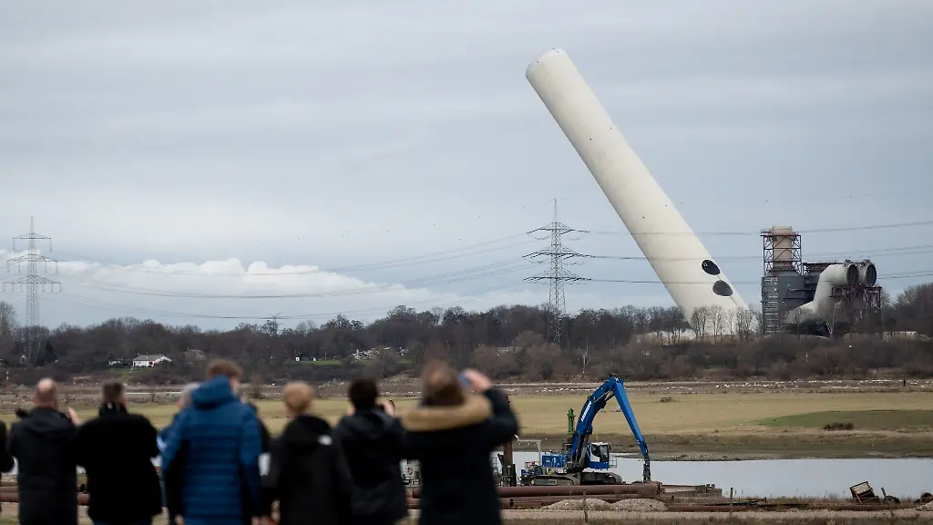 Die-Sprengung-eines-180-Meter-Kamins-am-einstigen-Kohlekraftwerk-Voerde-am-Niederrhein-Ende-2025-Archivbild