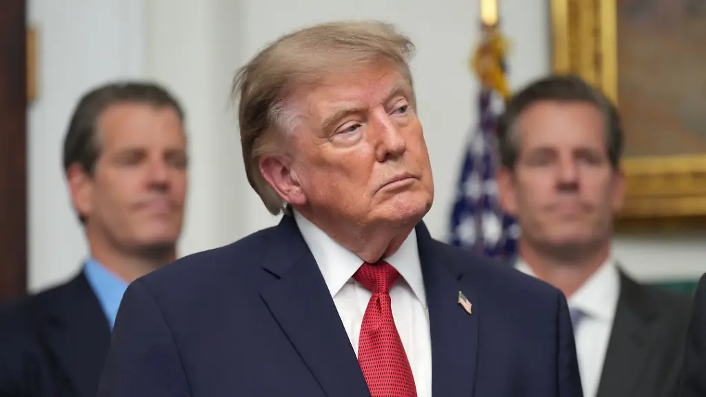 President-Donald-Trump-listens-as-Gemini-co-founder-and-president-Cameron-Winklevoss-left-and-Gemini-co-founder-and-CEO-Tyler-Winklevoss-right-watch-during-a-meeting-with-technology-leaders-in-the-Roosevelt-Room-of-the-White-House-Wednesday-Aug-19-2026-in-Washington