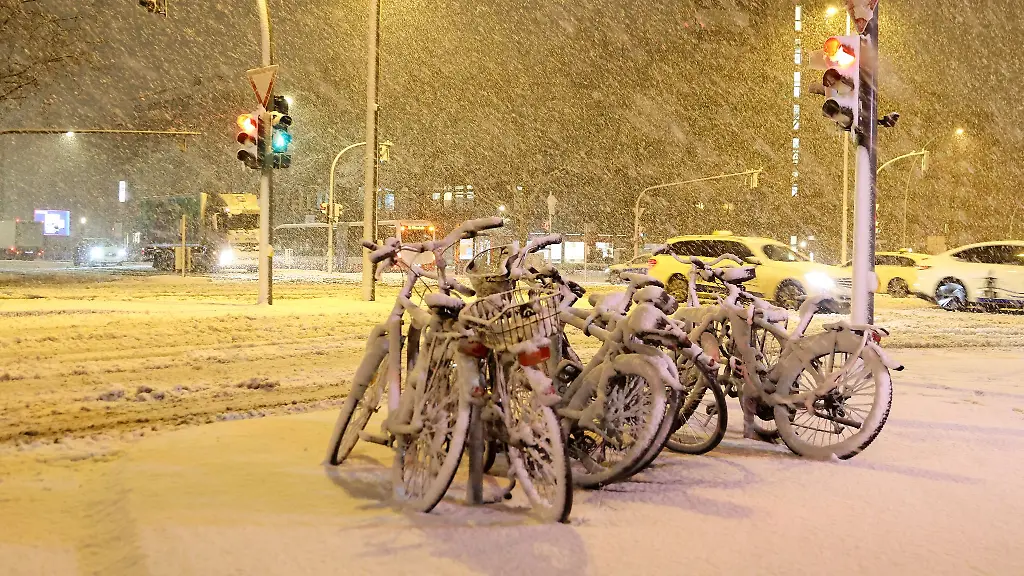 Schnee-und-Regen-duerften-dazu-beigetragen-haben-dass-im-ersten-Halbjahr-2026-weniger-Radfahrer-in-Hamburg-unterwegs-waren