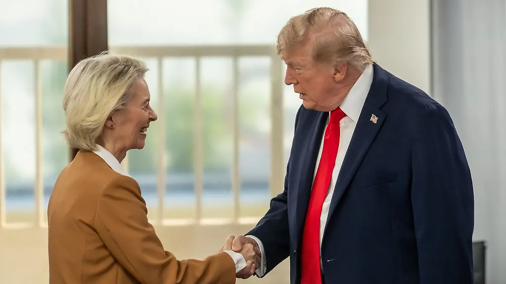 EU-Kommissionspraesidentin-von-der-Leyen-und-US-Praesident-Trump-hatten-sich-im-Sommer-2025-nach-einem-monatelangen-Zollkonflikt-auf-eine-Einigung-verstaendigt