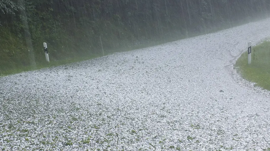 Extremer-Starkregen-und-heftige-Gewitter-zogen-in-den-Abendstunden-ueber-die-Alpen-hinweg-Besonders-dramatisch-war-die-Lage-im-Allgaeu-Die-Unwetter-forderten-ein-erstes-Todesopfer-Am-Fellhorn-wurde-ein-Wanderer-von-einem-Felssturz-erschlagen-Vermutlich-durch-den-heftigen-Starkregen-loeste-sich-Gestein-und-traf-den-Wanderer-Die-Rettungskraefte-konnten-ihn-nur-noch-tot-bergen-Derweil-loesten-Sturzfluten-Murgenabgaenge-im-Stillachtal-bei-Oberstdorf-aus-Die-einzige-Zufahrtsstrasse-zu-der-Gemeinde-Birgsau-wurde-komplett-vermurt-Mit-Fahrzeugen-war-kein-Vorankommen-moeglich-Die-Feuerwehren-aus-Oberstdorf-waren-im-Einsatz-Grundstuecke-und-ein-Stellplatz-fuer-Wohnwagen-wurde-ebenfalls-ueberflutet