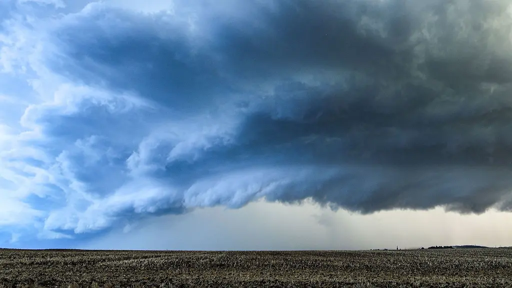 Dunkle-Wolken-ziehen-am-Wochenende-ueber-Hessen