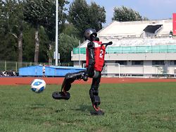 Vorab Training in Simulation: Humanoider Roboter trifft Tor gegen menschlichen Torwart