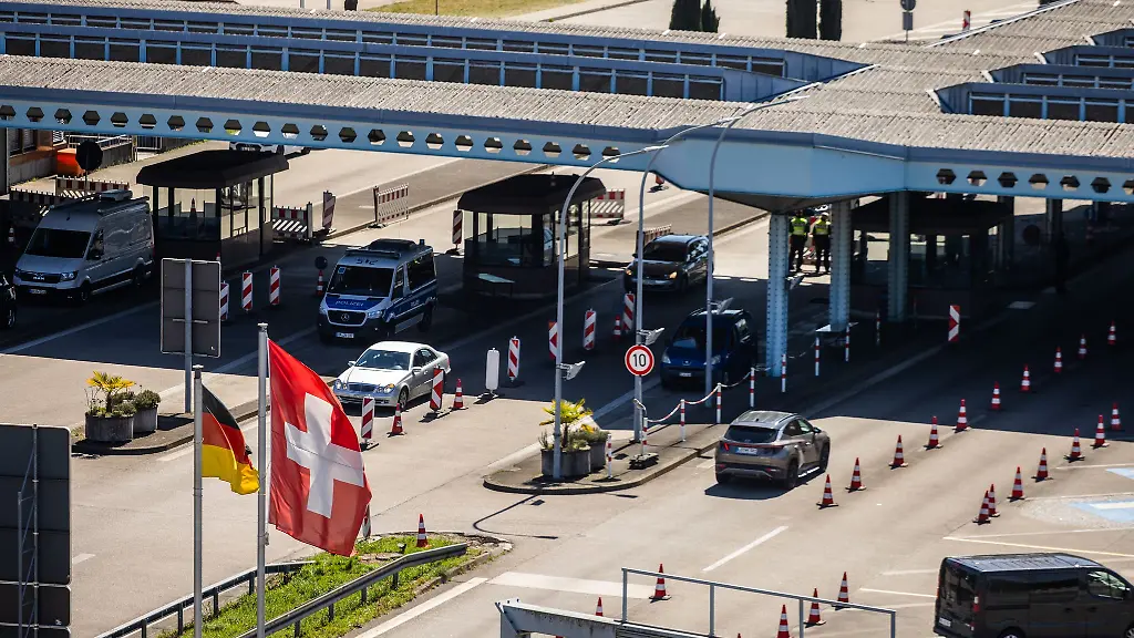 Am-Grenzuebergang-bei-Weil-am-Rhein-entdeckten-die-Zoellner-die-Drogen-im-Reserverad