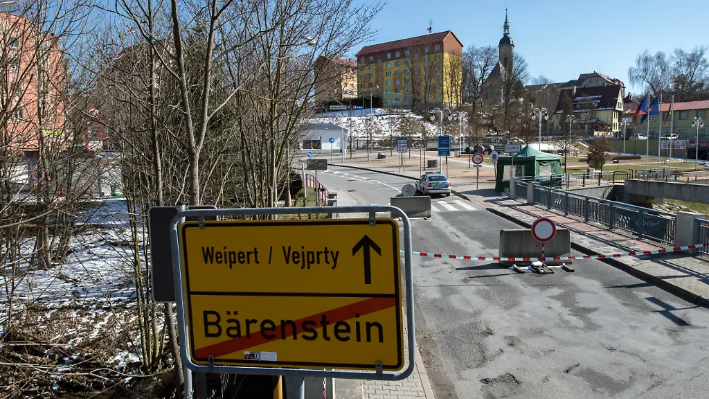 Flatterband-der-Polizei-und-Betonsperren-stehen-in-Baerenstein-im-Erzgebirge-auf-der-Grenze-zu-Tschechien