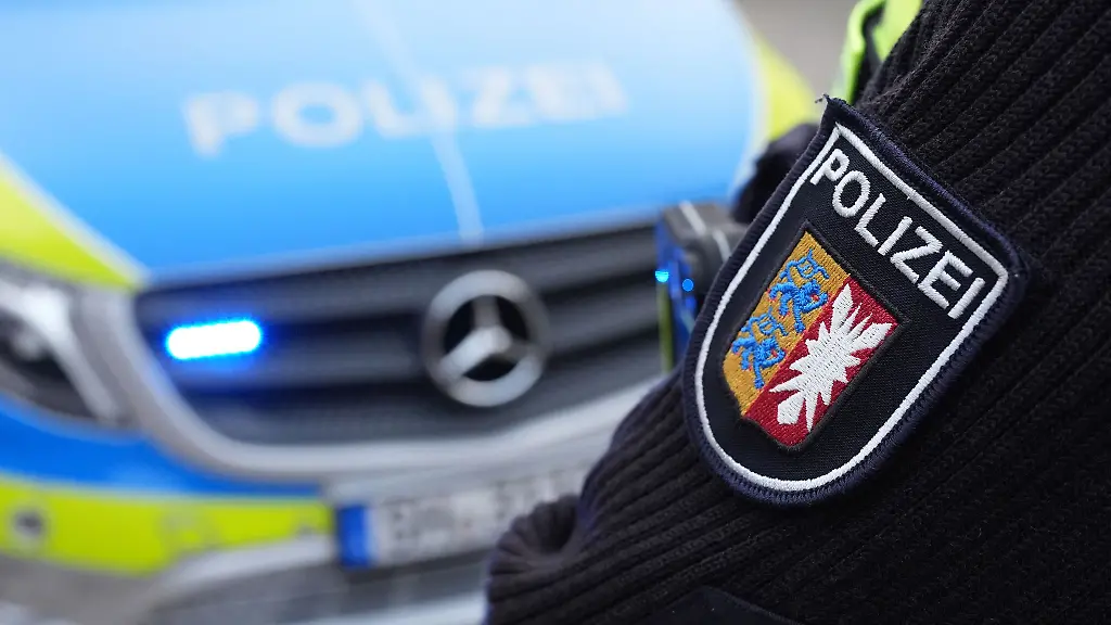 Ein-Lastwagen-kommt-von-der-Fahrbahn-ab-und-bleibt-seitlich-liegen