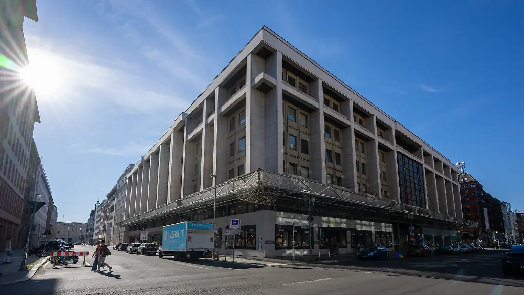 Das-Russische-Haus-der-Wissenschaft-und-Kultur-in-der-Friedrichstrasse-Die-Veranstaltungs-und-Kultureinrichtung-wurde-nach-Plaenen-des-Architekten-Karl-Ernst-Swora-erbaut-und-im-Jahr-1984-eroeffnet
