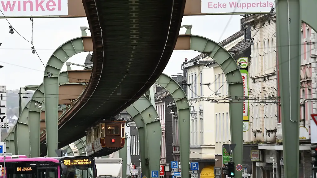 Die-Wuppertaler-Schwebebahn-ist-ein-beliebtes-Verkehrsmittel