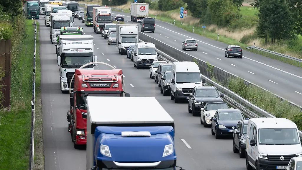 In-den-Sommerferien-haben-Menschen-laut-ADAC-auf-den-saechsischen-Autobahnen-weniger-Zeit-durch-Staus-verloren-als-im-Vorjahr