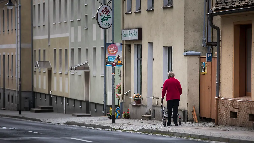 Eine-aeltere-Frau-mit-Rollator-aufgenommen-im-Stadtzentrum-von-Niesky-17-07-2019