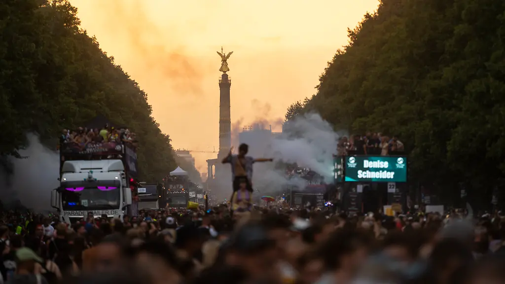 Teilnehmer-tanzen-bei-der-Demonstration-Rave-The-Planet-Parade-2026-waehrend-die-Sonne-untergeht-Nach-dem-Anschlag-am-Rande-des-CSD-ist-es-die-erste-Grossveranstaltung-dieser-Art-in-Berlin