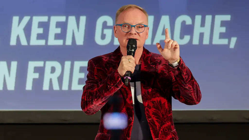 Uwe-Steimle-Kabarettist-spricht-bei-einer-Veranstaltung-der-AfD-Sachsen-Anhalt-auf-der-Buehne