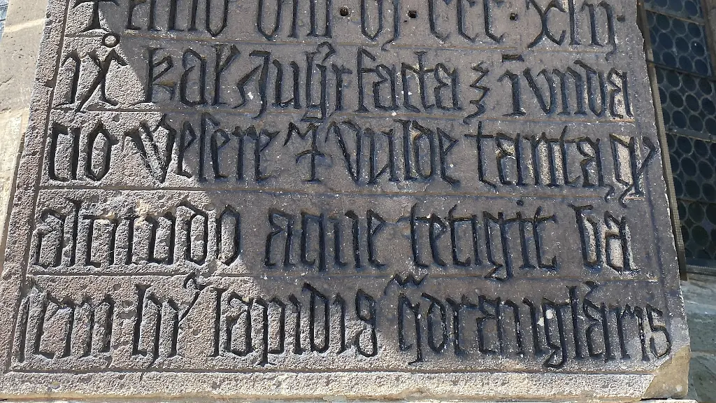 HANDOUT-Hochwassermarke-an-der-Pfarrkirche-St-Blasius-in-Hann-Muenden-mit-einer-lateinischen-Gedenkinschrift-an-dieser-Kirche-mit-Angabe-der-Wasserhoehe-Im-Jahr-des-Herrn-1342-am-24-Juli-gab-es-eine-Ueberschwemmung-durch-Weser-und-Fulda-und-der-hohe-Wasserspiegel-beruehrte-die-Basis-dieses-viereckigen-Steins-Foto-Martin-Bauch-Leipzig-ACHTUNG-Frei-nur-zur-redaktionellen-Verwendung-im-Zusammenhang-mit-der-Berichterstattung-ueber-die-Studie-bei-Nennung-des-Credits