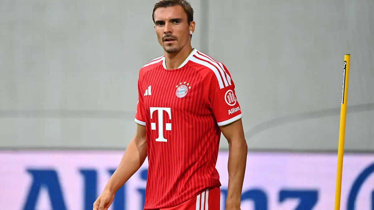 Joao-PALHINHA-Bayern-Muenchen-Aktion-Einzelbild-angeschnittenes-Einzelmotiv-Halbfigur-halbe-Figur-Oeffentliches-Training-FC-Bayern-Muenchen-und-Family-Day-am-17-08-2026-auf-dem-FC-Bayern-Campus-in-Muenchen-Fussball-1-Bundesliga-Saison-2026-2027-Joao-PALHINHA-Bayern-Munich-Action-Single-Frame-Cropped-Single-Subject-Half-Length-Half-Figure-FC-Bayern-Munich-Public-Training-and-Family-Day-on-August-17-2026-at-the-FC-Bayern-Campus-in-Munich-Soccer-1