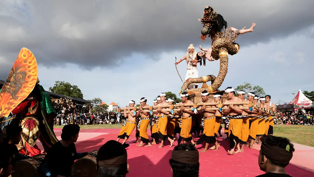 Teilnehmer-tragen-riesige-Bildnisse-die-Ogoh-Ogoh-genannt-werden-und-boese-Geister-darstellen-Am-Tag-vor-Nyepi-dem-balinesischen-Neujahr-finden-immer-aufwendige-Paraden-statt-um-das-Boese-zu-vertreiben-Auf-Bali-hat-die-Polizei-einen-Schweizer-Staatsbuerger-wegen-mutmasslicher-Beleidigung-des-wichtigen-hinduistischen-Feiertags-Nyepi-festgenommen-Der-Mann-soll-auf-Instagram-abfaellige-Aeusserungen-ueber-den-beruehmten-Tag-der-Stille-veroeffentlicht-haben