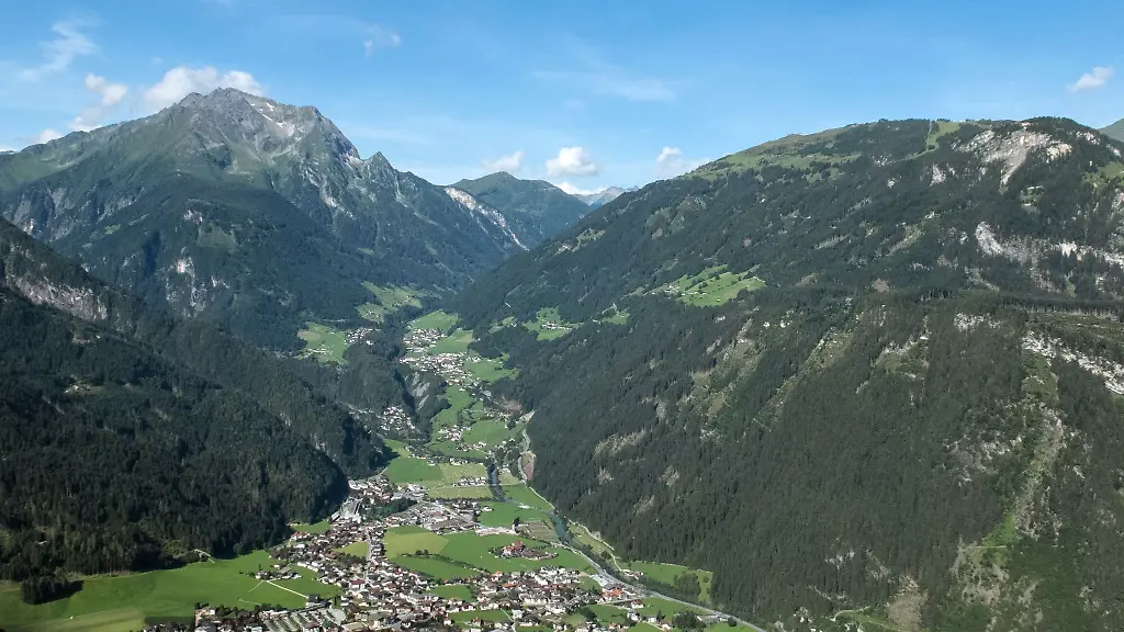 Einsatz-im-Zillertal-Mitten-in-der-Nacht-ist-ein-Camper-bei-einem-Sturz-in-die-Tiefe-schwer-verletzt-worden